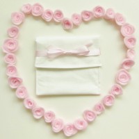 /album/galleria-foto-buste-porta-confetti-in-cotone-bianco-e-dettagli-floreali-in-feltro-romantiche-eleganti-economiche-/dscn4900-jpg1/