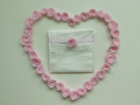 /album/galleria-foto-buste-porta-confetti-in-cotone-bianco-e-dettagli-floreali-in-feltro-romantiche-eleganti-economiche-/dscn4905-jpg/